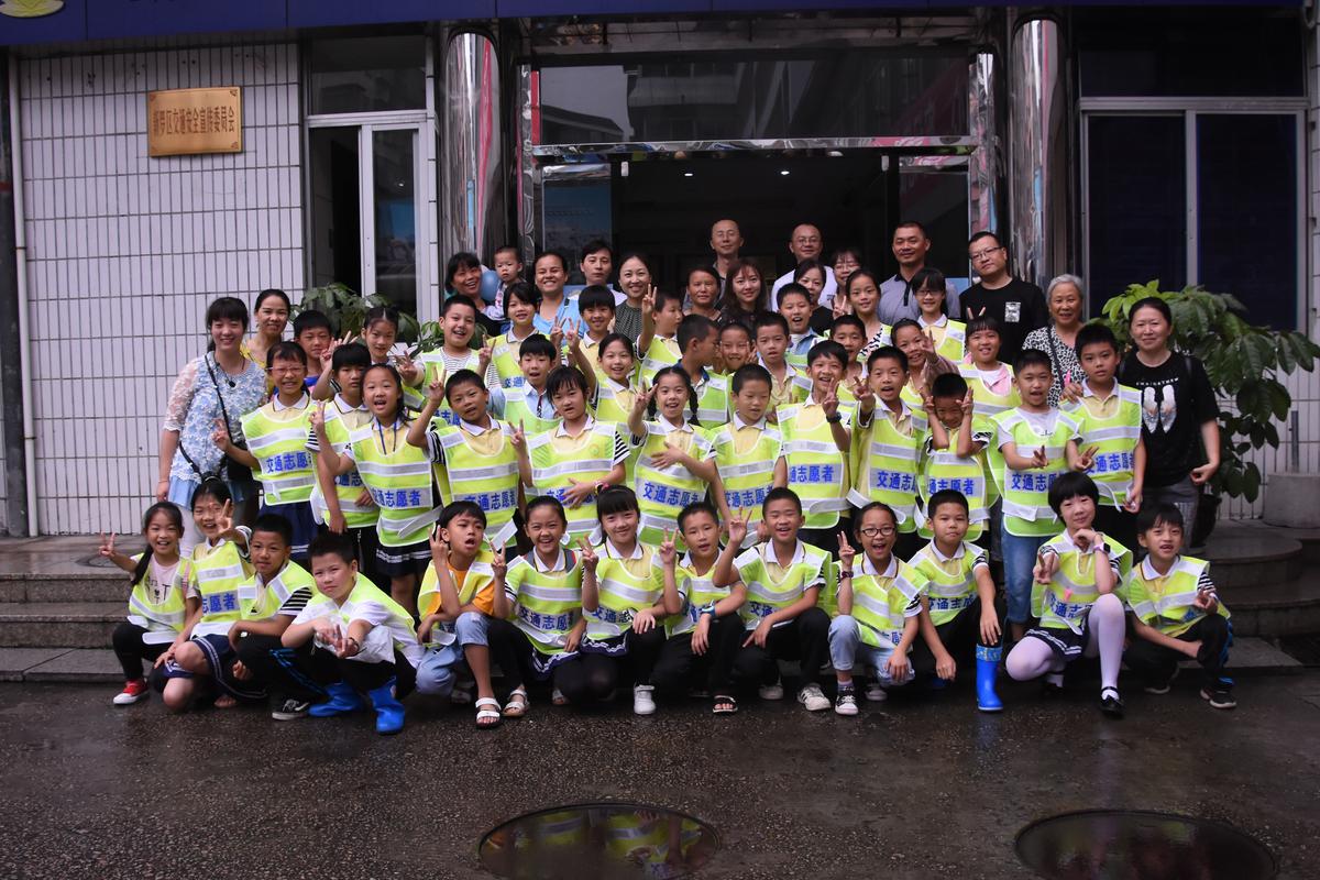 市局交警支队组织龙岩市西安小学小小交通志愿者开展六一安全童行进